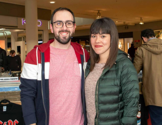 El centro comercial Itaroa acogió un año más la Feria Internacional de Coleccionismo Discográfico y Cinematográfico de Pamplona. Los apasionados del vinilo pudieron disfrutar durante todo el fin de semana de la gigantesca tienda instalada en la plaza central de este espacio comercial. Una feria gratuita y abierta a todos, sobre todo a los melómanos.