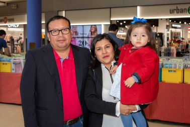 El centro comercial Itaroa acogió un año más la Feria Internacional de Coleccionismo Discográfico y Cinematográfico de Pamplona. Los apasionados del vinilo pudieron disfrutar durante todo el fin de semana de la gigantesca tienda instalada en la plaza central de este espacio comercial. Una feria gratuita y abierta a todos, sobre todo a los melómanos.