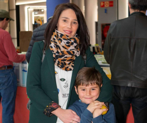 El centro comercial Itaroa acogió un año más la Feria Internacional de Coleccionismo Discográfico y Cinematográfico de Pamplona. Los apasionados del vinilo pudieron disfrutar durante todo el fin de semana de la gigantesca tienda instalada en la plaza central de este espacio comercial. Una feria gratuita y abierta a todos, sobre todo a los melómanos.