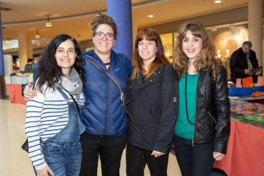 El centro comercial Itaroa acogió un año más la Feria Internacional de Coleccionismo Discográfico y Cinematográfico de Pamplona. Los apasionados del vinilo pudieron disfrutar durante todo el fin de semana de la gigantesca tienda instalada en la plaza central de este espacio comercial. Una feria gratuita y abierta a todos, sobre todo a los melómanos.