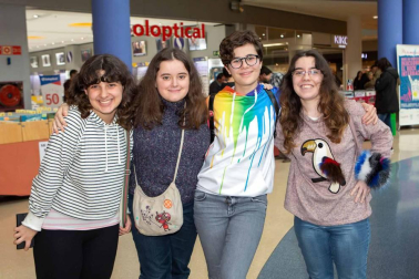 El centro comercial Itaroa acogió un año más la Feria Internacional de Coleccionismo Discográfico y Cinematográfico de Pamplona. Los apasionados del vinilo pudieron disfrutar durante todo el fin de semana de la gigantesca tienda instalada en la plaza central de este espacio comercial. Una feria gratuita y abierta a todos, sobre todo a los melómanos.
