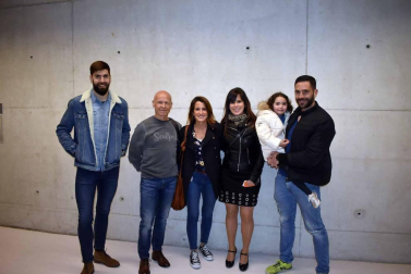 Entre el lunes 4 y el jueves 7 de marzo, Civivox San Jorge y Club de Montaña Gaztaroa Mendi Taldea organizaron la Semana de Montaña y Aventura en la que se pudo asistir a cuatro exposiciones de distinta índole. Como la que clausuró la muestra el jueves titulada “Invierno andino”, a la que acudió más de un centenar de personas y en la que se recogieron las vivencias de Aitziber y Aitor Irurozki durante su viaje a través de Perú y Bolivia.