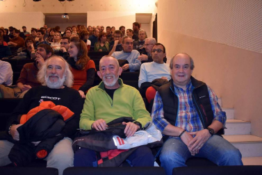 Entre el lunes 4 y el jueves 7 de marzo, Civivox San Jorge y Club de Montaña Gaztaroa Mendi Taldea organizaron la Semana de Montaña y Aventura en la que se pudo asistir a cuatro exposiciones de distinta índole. Como la que clausuró la muestra el jueves titulada “Invierno andino”, a la que acudió más de un centenar de personas y en la que se recogieron las vivencias de Aitziber y Aitor Irurozki durante su viaje a través de Perú y Bolivia.