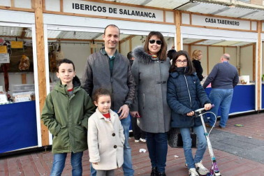 Desde el viernes 8 de marzo hasta el domingo día 10, el Paseo del Queiles acogió una nueva edición -y ya van veinte- del tradicional Mercado de las Viandas. Los 25 expositores instalados, y llegados desde las distintas comunidades de España,  ofrecieron lo mejor de su gastronomía a los visitantes.
