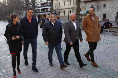 El presidente del Gobierno y candidato del PSOE, Pedro Sánchez , ha participado en un acto político que los socialistas navarros han celebrado esta tarde en el Navarra Arena, en Pamplona