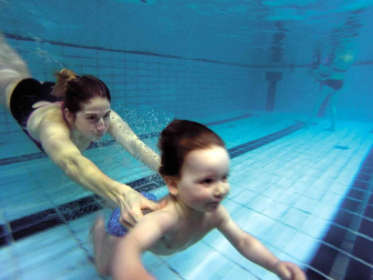 La natación desde los primeros meses de vida ayuda a reforzar los vínculos entre el bebé y sus progenitores.
