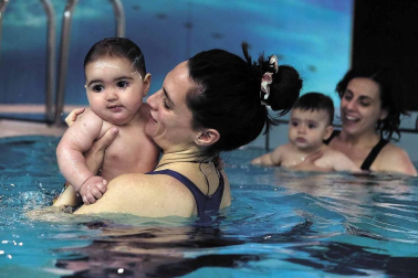La natación desde los primeros meses de vida ayuda a reforzar los vínculos entre el bebé y sus progenitores.