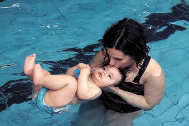 La natación desde los primeros meses de vida ayuda a reforzar los vínculos entre el bebé y sus progenitores.