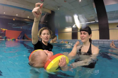 La natación desde los primeros meses de vida ayuda a reforzar los vínculos entre el bebé y sus progenitores.