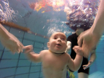 La natación desde los primeros meses de vida ayuda a reforzar los vínculos entre el bebé y sus progenitores.