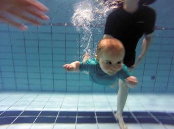 La natación desde los primeros meses de vida ayuda a reforzar los vínculos entre el bebé y sus progenitores.