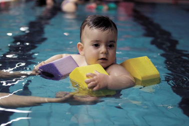 La natación desde los primeros meses de vida ayuda a reforzar los vínculos entre el bebé y sus progenitores.