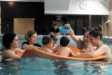 La natación desde los primeros meses de vida ayuda a reforzar los vínculos entre el bebé y sus progenitores.