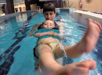 La natación desde los primeros meses de vida ayuda a reforzar los vínculos entre el bebé y sus progenitores.