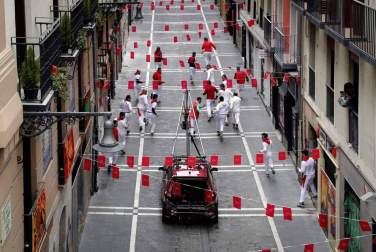 Imágenes del rodaje de las escenas que simulan un encierro por las calles de Pamplona de la película china 'Line Walker II'.