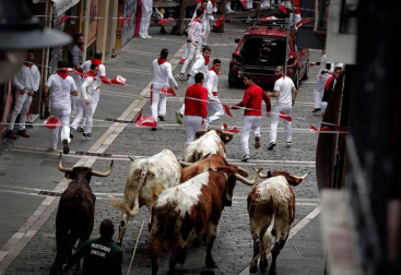 Imágenes del rodaje de las escenas que simulan un encierro por las calles de Pamplona de la película china 'Line Walker II'.