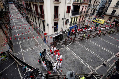 Imágenes del rodaje de las escenas que simulan un encierro por las calles de Pamplona de la película china 'Line Walker II'.