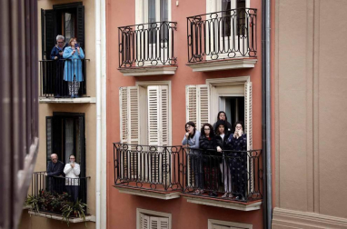 Imágenes del rodaje de las escenas que simulan un encierro por las calles de Pamplona de la película china 'Line Walker II'.
