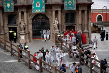 Imágenes del rodaje de las escenas que simulan un encierro por las calles de Pamplona de la película china 'Line Walker II'.