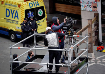 Imágenes del rodaje de las escenas que simulan un encierro por las calles de Pamplona de la película china 'Line Walker II'.