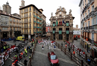 Imágenes del rodaje de las escenas que simulan un encierro por las calles de Pamplona de la película china 'Line Walker II'.