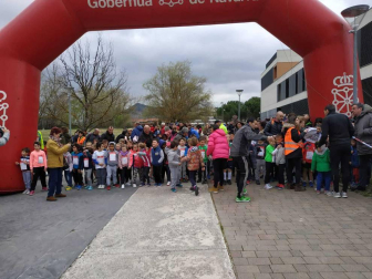 Fotos de los participantes de la Carrera Solidaria Pro Hiru Hamabi de Sarriguren.