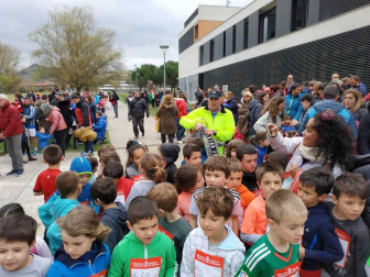 Fotos de los participantes de la Carrera Solidaria Pro Hiru Hamabi de Sarriguren.