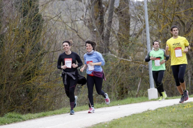 Fotos de los participantes de la Carrera Solidaria Pro Hiru Hamabi de Sarriguren.