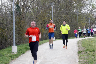 Fotos de los participantes de la Carrera Solidaria Pro Hiru Hamabi de Sarriguren.