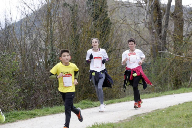 Fotos de los participantes de la Carrera Solidaria Pro Hiru Hamabi de Sarriguren.