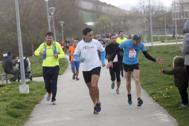Fotos de los participantes de la Carrera Solidaria Pro Hiru Hamabi de Sarriguren.