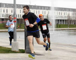 Fotos de los participantes de la Carrera Solidaria Pro Hiru Hamabi de Sarriguren.