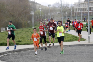 Fotos de los participantes de la Carrera Solidaria Pro Hiru Hamabi de Sarriguren.