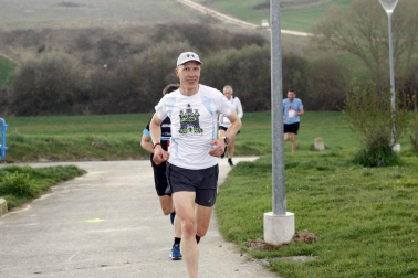 Fotos de los participantes de la Carrera Solidaria Pro Hiru Hamabi de Sarriguren.