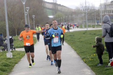 Fotos de los participantes de la Carrera Solidaria Pro Hiru Hamabi de Sarriguren.