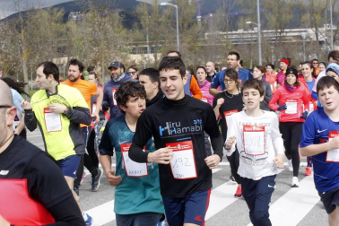 Fotos de los participantes de la Carrera Solidaria Pro Hiru Hamabi de Sarriguren.