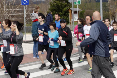 Fotos de los participantes de la Carrera Solidaria Pro Hiru Hamabi de Sarriguren.