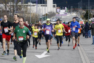Fotos de los participantes de la Carrera Solidaria Pro Hiru Hamabi de Sarriguren.