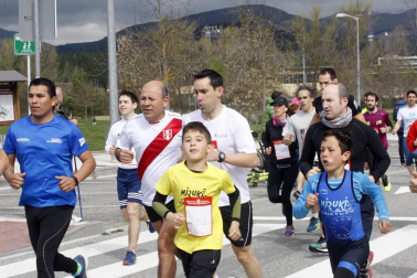 Fotos de los participantes de la Carrera Solidaria Pro Hiru Hamabi de Sarriguren.