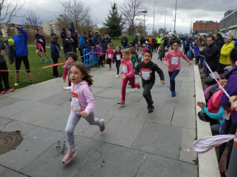 Fotos de los participantes de la Carrera Solidaria Pro Hiru Hamabi de Sarriguren.