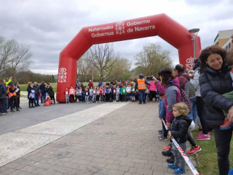 Fotos de los participantes de la Carrera Solidaria Pro Hiru Hamabi de Sarriguren.