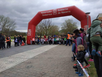 Fotos de los participantes de la Carrera Solidaria Pro Hiru Hamabi de Sarriguren.
