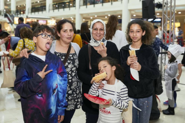 El sábado 16 de marzo, en el centro comercial La Morea, se celebró un original evento gastronómico gracias a embutidos Goikoa. De la mano Dani, de MasterChef junior, los pequeños de la casa participaron en el reto 'Bocata Power de Goikoa', en el que se propuso crear el bocadillo más sabroso y original de la jornada.