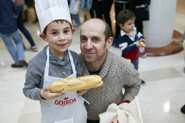 El sábado 16 de marzo, en el centro comercial La Morea, se celebró un original evento gastronómico gracias a embutidos Goikoa. De la mano Dani, de MasterChef junior, los pequeños de la casa participaron en el reto 'Bocata Power de Goikoa', en el que se propuso crear el bocadillo más sabroso y original de la jornada.