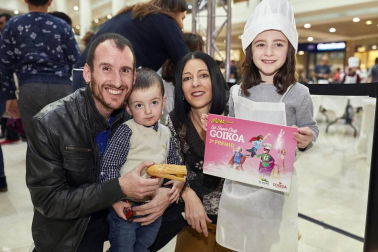 El sábado 16 de marzo, en el centro comercial La Morea, se celebró un original evento gastronómico gracias a embutidos Goikoa. De la mano Dani, de MasterChef junior, los pequeños de la casa participaron en el reto 'Bocata Power de Goikoa', en el que se propuso crear el bocadillo más sabroso y original de la jornada.