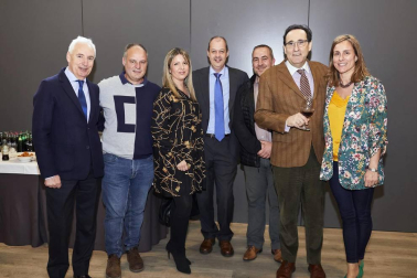 Mercedes-Benz y el concesionario Gazpi recibieron el pasado 14 de marzo el premio de El Motor de Diario de Navarra, el Coche de 2018 por su modelo Clase A. El acto, que se desarrolló en el Hotel Tres Reyes de Pamplona, sirvió también para entregar los premios a los afortunados en el sorteo realizado entre los más de 4.000 votantes que participaron en esta elección a través de la página web de Diario de Navarra.
