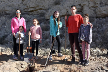 El sábado 16 de marzo los arguedanos se reunieron en el Paseo del Bordón para participar en una nueva edición del Día del árbol. La celebración se enmarcó dentro de la quinta edición de las Jornadas de Sostenibilidad, y en ella se plantaron 15 árboles y 45 rosales. Tras el duro pero divertido trabajo, los participantes pudieron disfrutar de   un almuerzo popular. Una cita muy entretenida para las familias.
