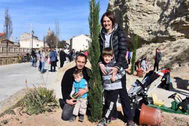 El sábado 16 de marzo los arguedanos se reunieron en el Paseo del Bordón para participar en una nueva edición del Día del árbol. La celebración se enmarcó dentro de la quinta edición de las Jornadas de Sostenibilidad, y en ella se plantaron 15 árboles y 45 rosales. Tras el duro pero divertido trabajo, los participantes pudieron disfrutar de   un almuerzo popular. Una cita muy entretenida para las familias.