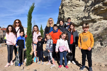 El sábado 16 de marzo los arguedanos se reunieron en el Paseo del Bordón para participar en una nueva edición del Día del árbol. La celebración se enmarcó dentro de la quinta edición de las Jornadas de Sostenibilidad, y en ella se plantaron 15 árboles y 45 rosales. Tras el duro pero divertido trabajo, los participantes pudieron disfrutar de   un almuerzo popular. Una cita muy entretenida para las familias.