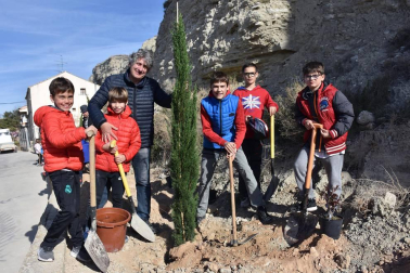 El sábado 16 de marzo los arguedanos se reunieron en el Paseo del Bordón para participar en una nueva edición del Día del árbol. La celebración se enmarcó dentro de la quinta edición de las Jornadas de Sostenibilidad, y en ella se plantaron 15 árboles y 45 rosales. Tras el duro pero divertido trabajo, los participantes pudieron disfrutar de   un almuerzo popular. Una cita muy entretenida para las familias.